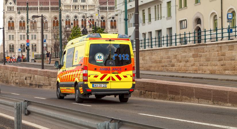 Nekimentek a mentősöknek a vásárlók egy debreceni plázában, miközben azok egy férfi életéért küzdöttek