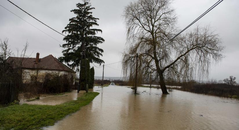 A Sajó és az Ipoly áradása miatt több útszakaszt is le kellett zárni