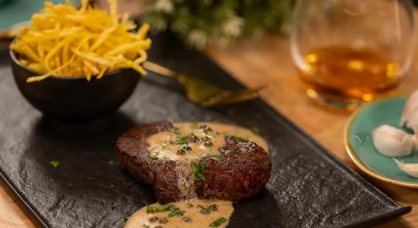 Fantasztikus ünnepi étel a filet mignon, az omlós és puha steak zöldbors mártással