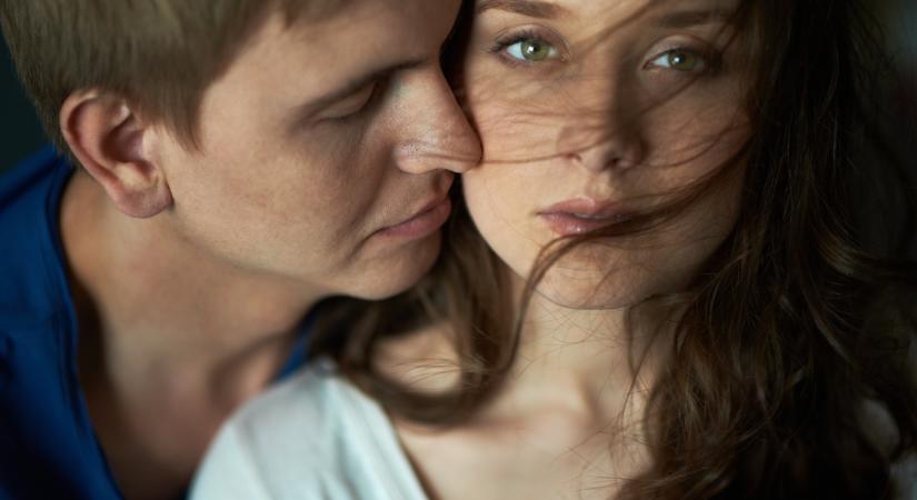 „Nem bírom, ha hozzám ér” – amikor a párod érintése már zavaró