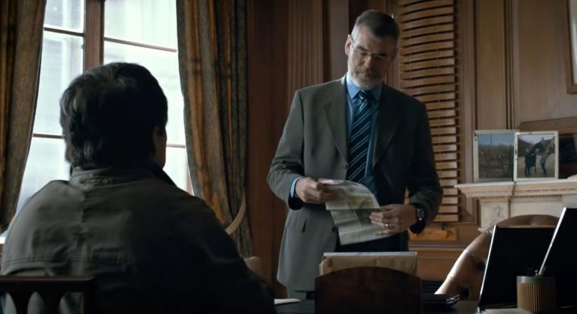 Ezt a filmet úgy zabálják a nézők, hogy a toplisták is összeomlottak, Jackie Chan és Pierce Brosnan olyan hajszát hozott, amire senki sem számított