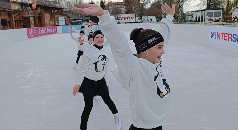 Elstartolt a balatoni korcsolyaszezon – megnyílt a siófoki jégpálya