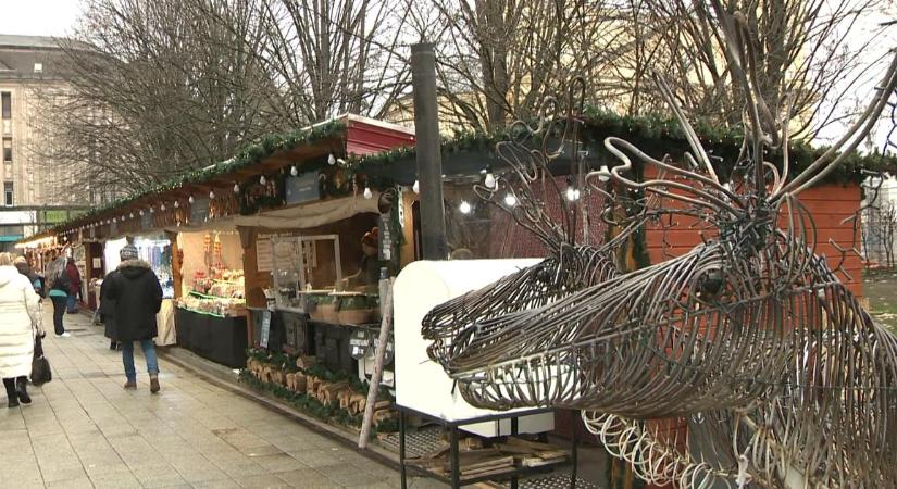 Már hangolódhatunk az ünnepekre Debrecenben: már az első nap népszerű volt az adventi forgatag – videóval