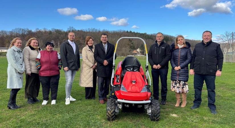 Ez a zalai falu olyan traktort vásárolt, amely a meredek dombokkal is elbír