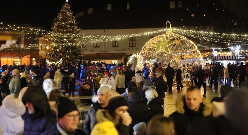 Ilyen az Eger Advent - felkapcsolták Eger karácsonyi fényeit  fotók, videó
