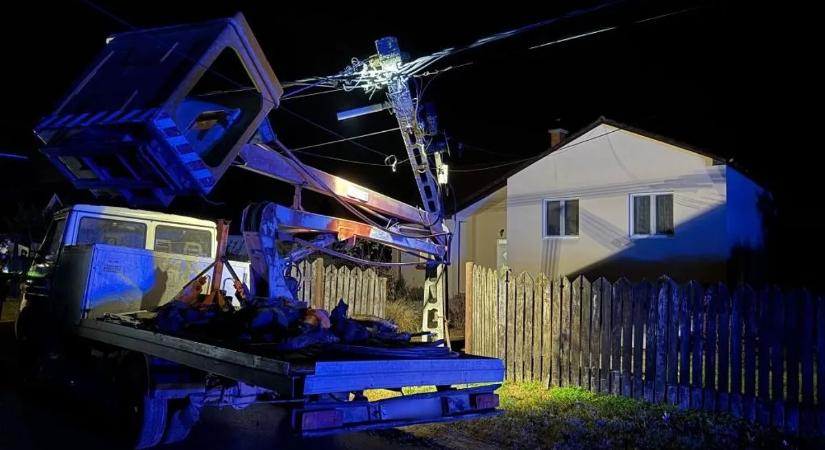 Darus teherautó miatt nincs áram több száz háztartásban, Hajdú-Biharban – fotókkal