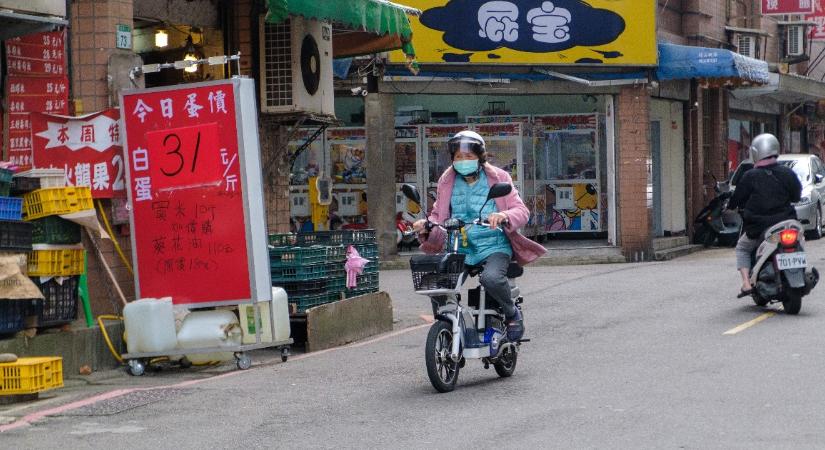 Tajvanon nem viccelnek: 10,3 millió forintnyi bírságot kapott egy karanténszegő