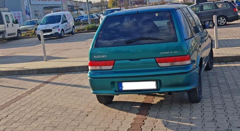 Két helyre, ferdén a kis Suzukival a város legnagyobb parkolójában - ezt a beállást vajon mi indokolta? (Fotó)