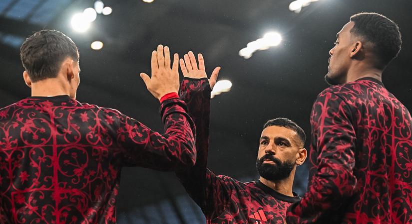 A Liverpool legnagyobb sztárját kell kirúgnia Arne Slotnak, ha a csapat edzője akar maradni