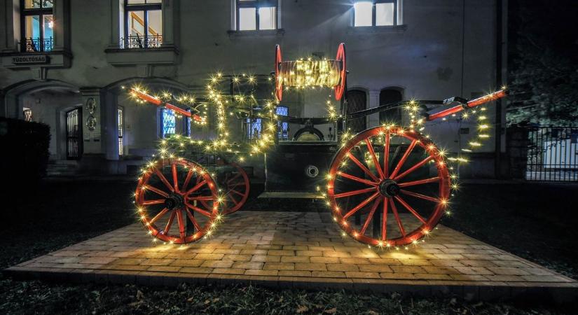 Karácsonyi szelfipontot alakítottak ki a tűzoltólaktanya előtt (galéria)
