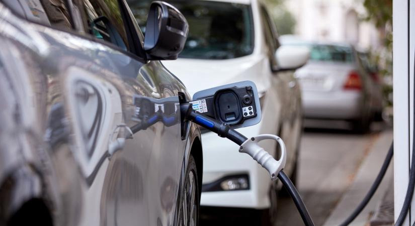 Levélben kéri Brüsszelt a német kancellár, hogy 2035 után is lehessen belső égésű motoros autókat eladni