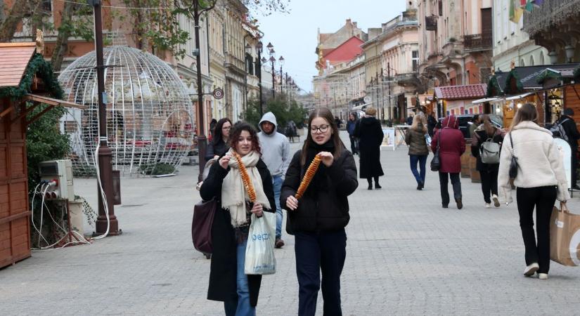Mindenkit vár a kaposvári adventi vásár: kinyitottak a forralt boros bódék, ilyen árakra számíthatunk