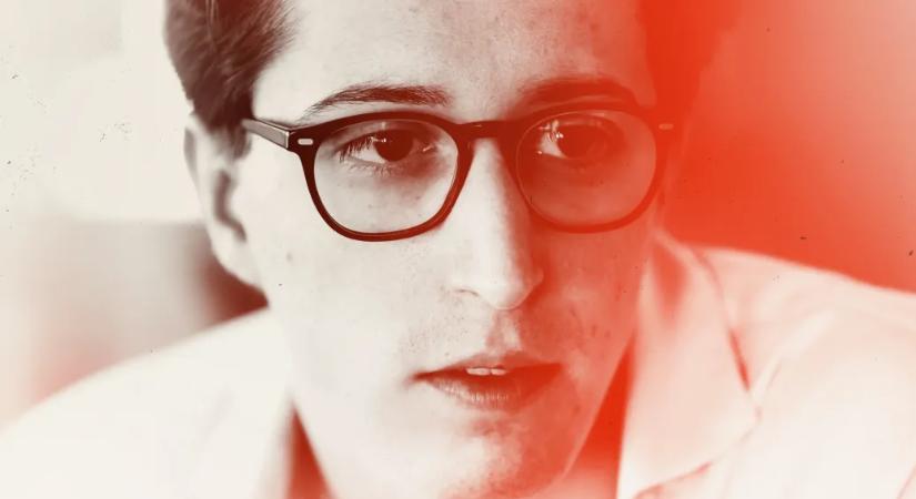 Biró Zsombor Aurél: Vajon mióta masszírozza a kezemet?