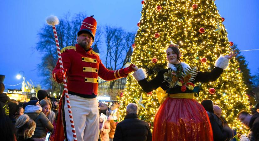 Felkapcsolták az ünnepi fényeket Szatmárnémetiben (VIDEÓ)