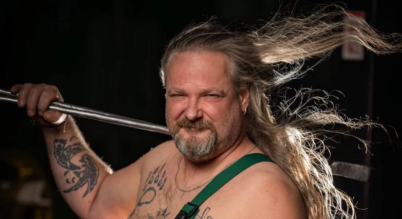 Ezt látni kell: Felrobbantotta a netet a csepeli kohászok naptára