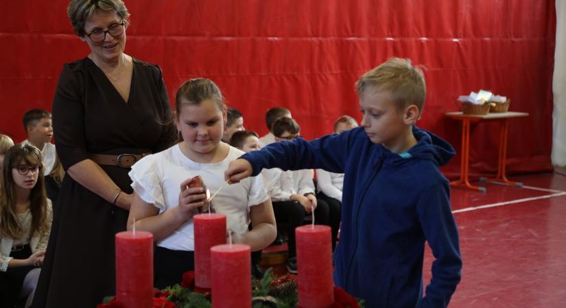 Ragyog már advent első gyertyája - galériával, videóval