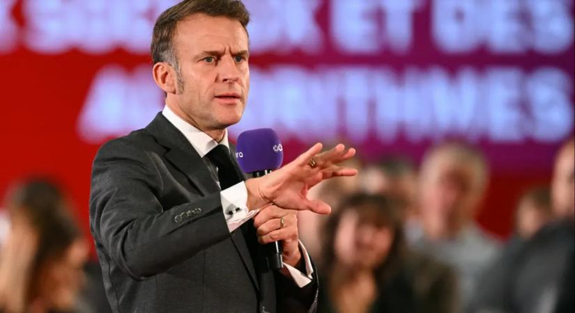 Macron támogatja, hogy a francia középiskolákban is betiltsák a mobilozást