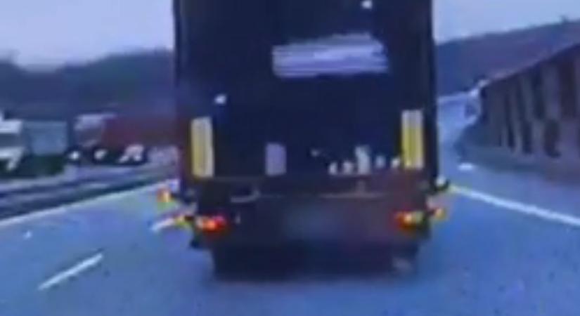 Meredek pillanatot kapott el a rendőrautó kamerája: ezért veszélyes télen vezetni