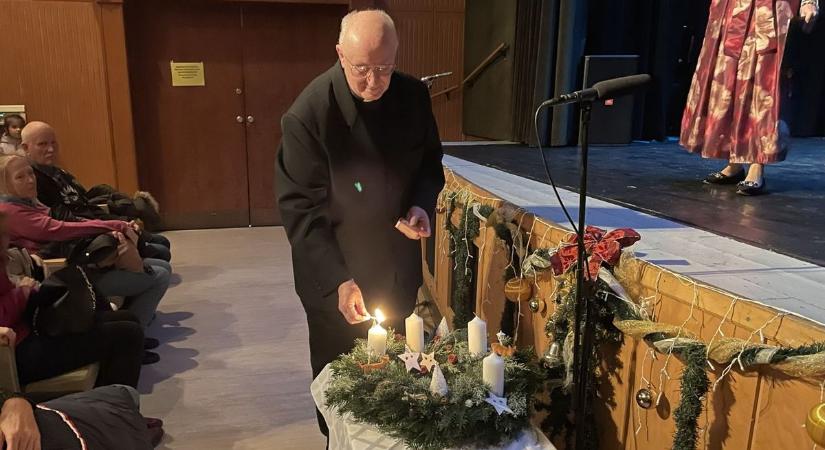 Az első adventi gyertyát egy jótékonysági műsoron gyújtották meg Óváron - fotók