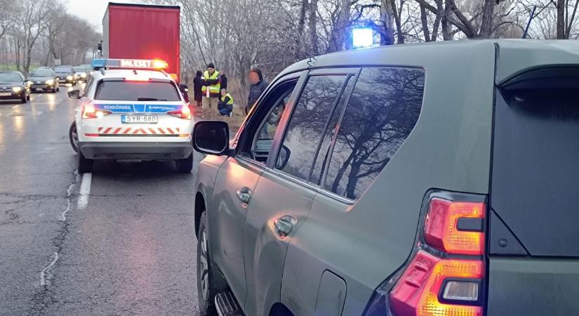 Töltőgáz robbant a bevásárlóközpont mosdójában, három jármű szenvedett balesetet az 53-as főúton