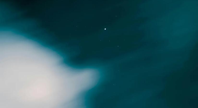 Leesett az álla a fotósnak: rejtélyes, UFO-szerű fény bukkant fel a város felett