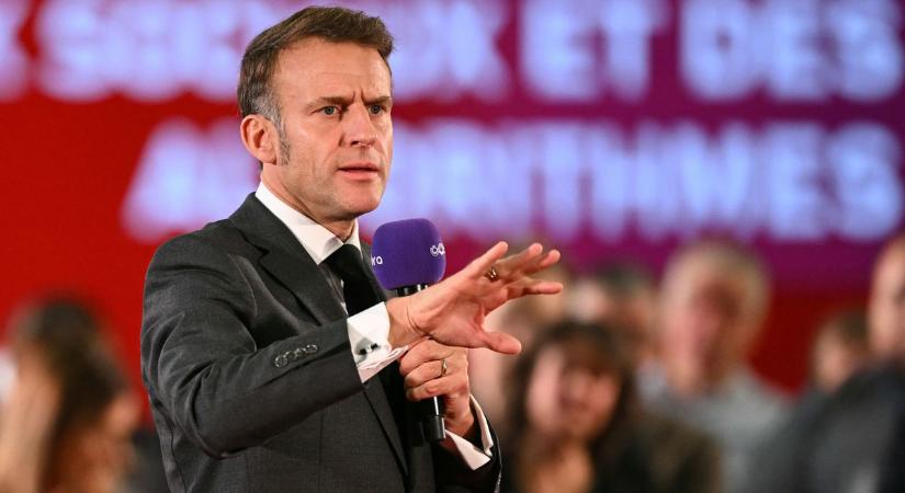 Macron szigorítaná a mobilhasználatot a francia középiskolákban