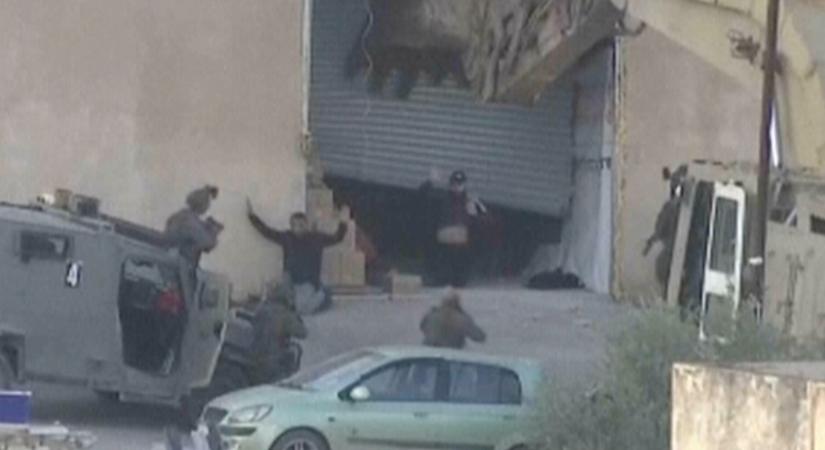 Megadás után lelőve – Videón, ahogy az izraeli erők kivégeznek két palesztint