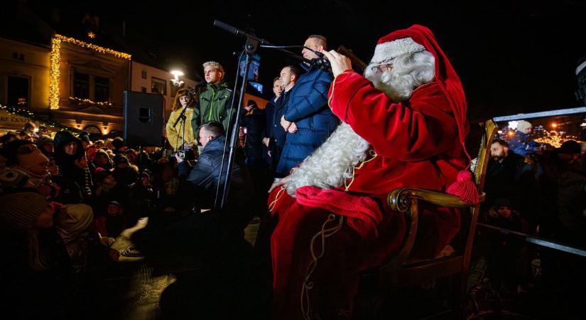 Ünnepi forgatag a belváros szívében, megnyitotta kapuit az adventi vásár Sopronban - fotók, videó