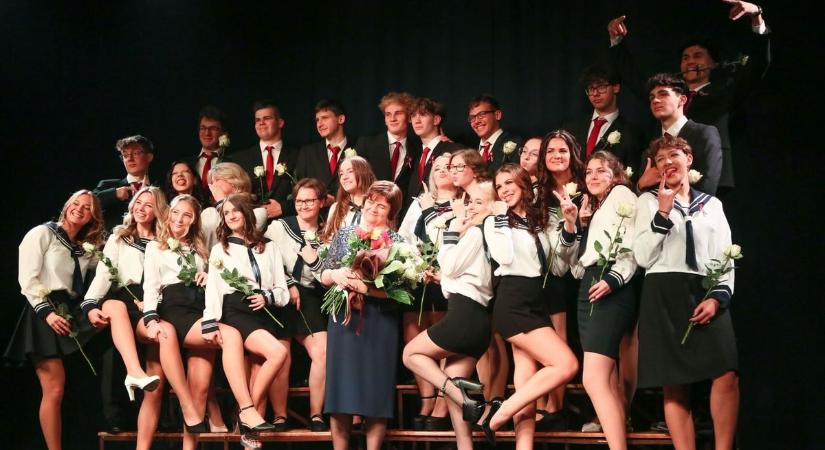 A tinódis végzősök megkapták a szalagot – így búcsúztak a sárvári gimnáziumi évektől