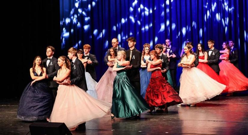 Szalagtűző ünnepség az I. Béla Gimnázium diákjainak – mérföldkő a végzősök életében (képgaléria)