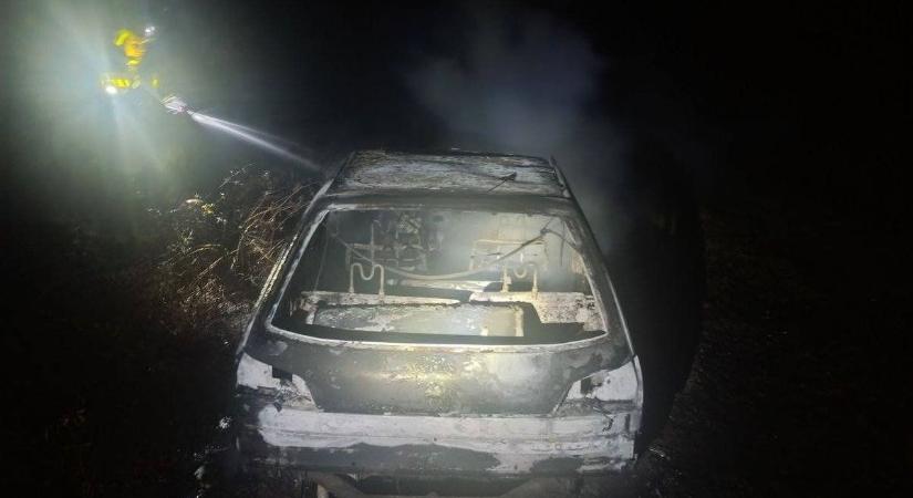 Későn vették észre a tüzet, teljesen kiégett egy személykocsi a Balatonnál ( helyszíni fotók)