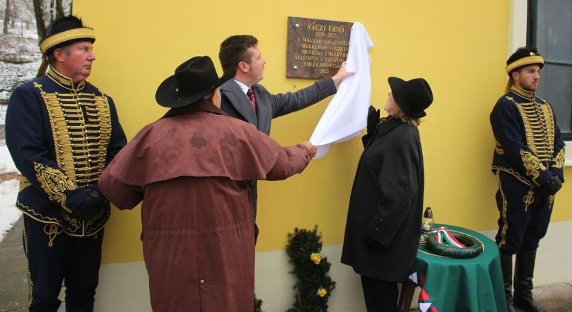 Újabb lovas szakember emlékét őzi tábla Szilvásváradon