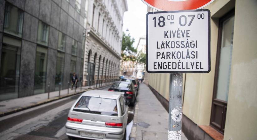 Itt a fekete leves az autósoknak: brutális parkolási szigorítás jön, még a saját házuk előtt is fizetniük kell a lakosoknak