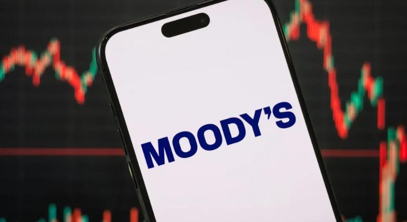 Nem nyúlt a Moody's Magyarország besorolásához, de lát bőven fekete felhőket