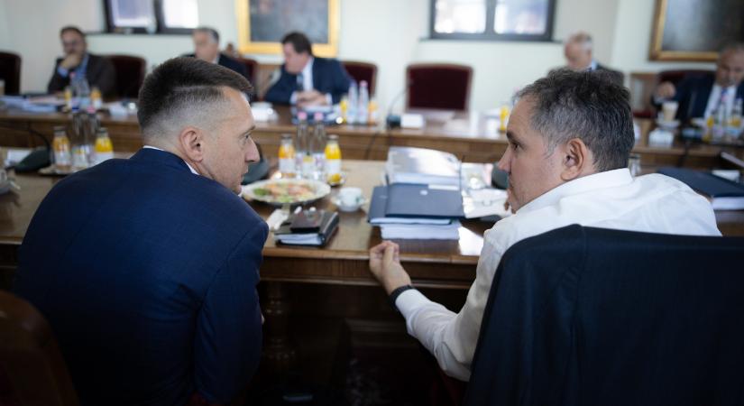 Negatív maradt a magyar államadósság kilátása a Moody'snál, amely jelentős megszorításokat vár jövőre