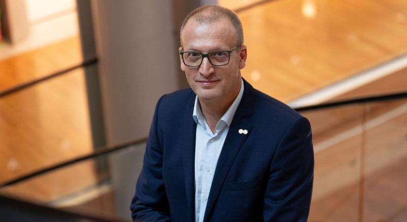 „Nem fogok mindent elmondani, mert akkor megbukunk” – Tarr Zoltán a Tisza pesterzsébeti jelöltje