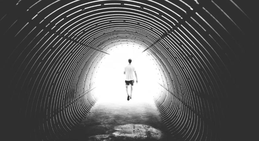Miért lát sok ember fényalagutat a halálközeli élménye során?