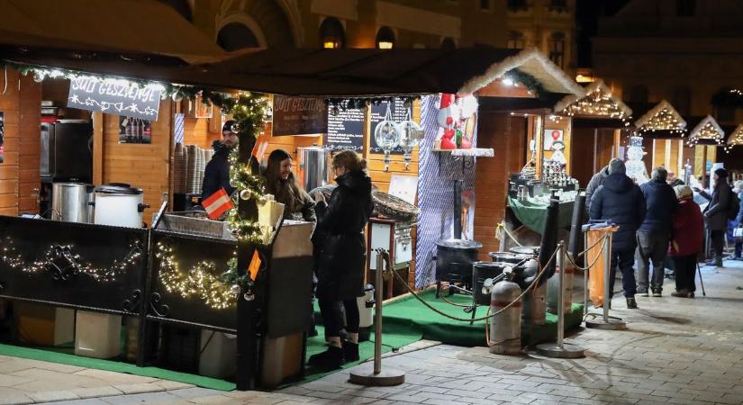 Ettől lefagysz: ilyen árakkal nyitott a pécsi karácsonyi vásár 2025-ben! (VIDEÓ, GALÉRIA)