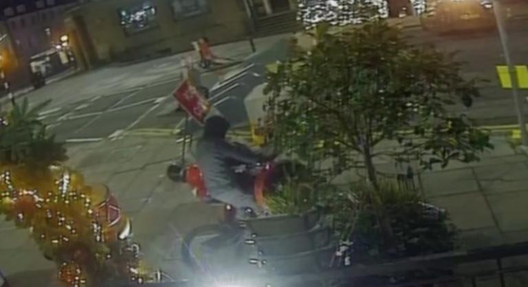 Szürreális jeleneteket rögzített a kamera, biciklivel lopott el egy két és fél méteres szobrot a tolvaj