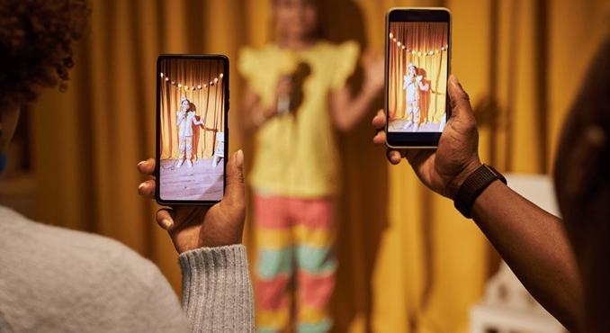 "Egy telefonerdővel néznek szembe az anyák napi ünnepségen, de a csoportképen nem lehetnek"– sérülhetnek a gyerekek jogai az oviban, iskolában