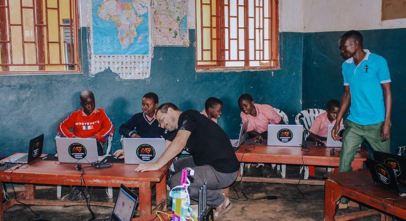 Húsz évig filozófusként dolgozott, ma Ugandában él, és oktatási programot szervez gyerekeknek