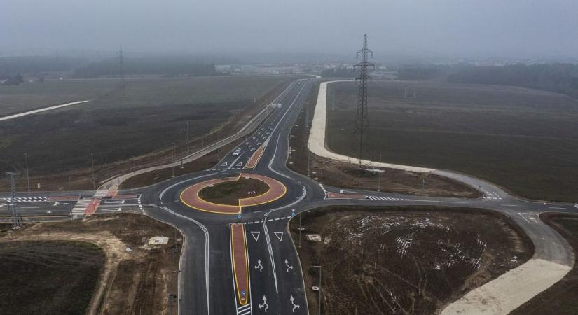 Kinek van elsőbbsége a kétsávos körforgalomból való kihajtásnál? Mutatjuk!