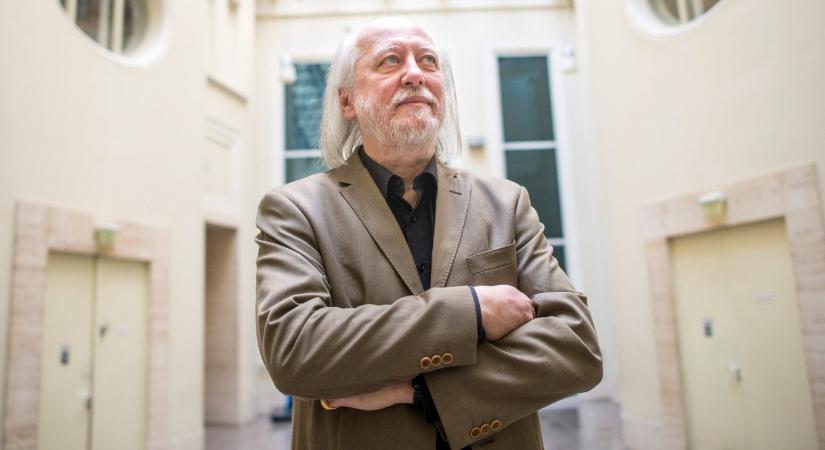 Hangos Krasznahorkai-teherautó köröz Budapesten a nagy napon