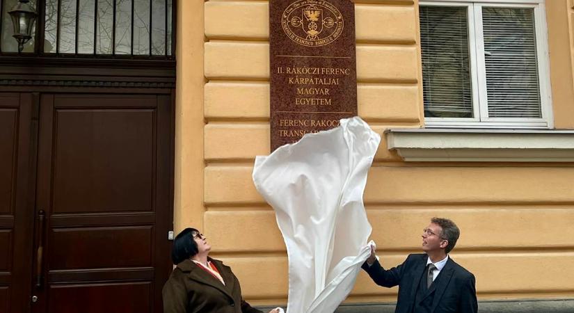 A beregszászi Rákóczi Egyetem névtáblaavatóján - Jövőépítés – tudással, hittel, közösséggel