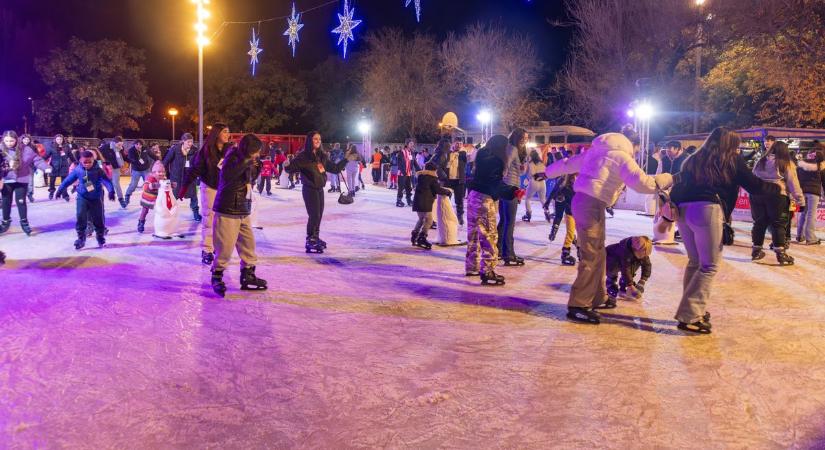 Ingyenesen használhatják a jégkorcsolyapályát a helyi fiatalok (videó)
