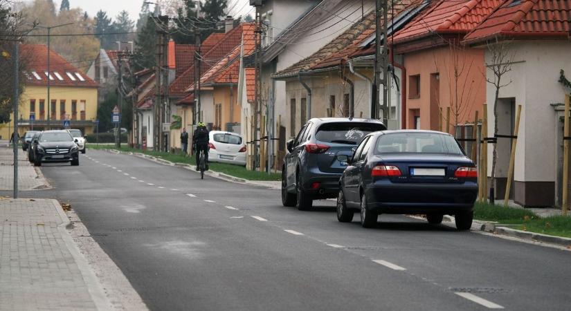 Szép lett az út, de elférni nem lehet: káosz a Kiskőrösi utcában