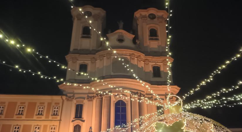 Felgyulladtak az ünnepi fények a Dobó téren