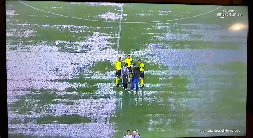 Tengernyi eső hullott a pályára, majdnem elmaradt a bajnoki meccs - videó