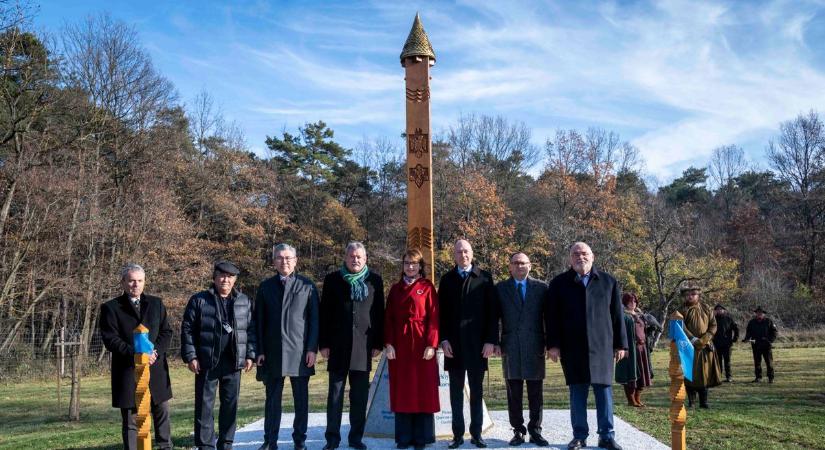 Barátság és összetartozás – a Türk Államok és Magyarország alapjogi együttműködését jelképező emlékművet avattak
