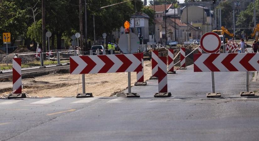 Útlezárások nehezíti a közlekedést az egyik forgalmas pécsi szakaszon
